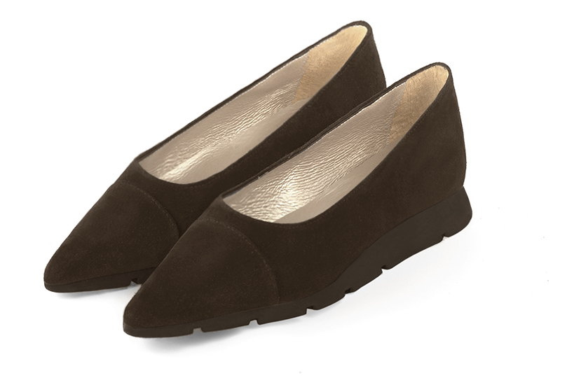 Dark brown women's ballet pumps, with wedge soles. Pointed toe. Flat rubber soles. Front view - Florence KOOIJMAN